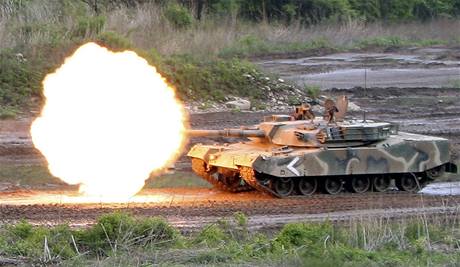 Jihokorejský tank během cvičení nedaleko hranic s KLDR.